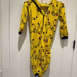 Pokémon Pikachu lot, 5/6 size onesie with hood, Pikachu train and learn figure
